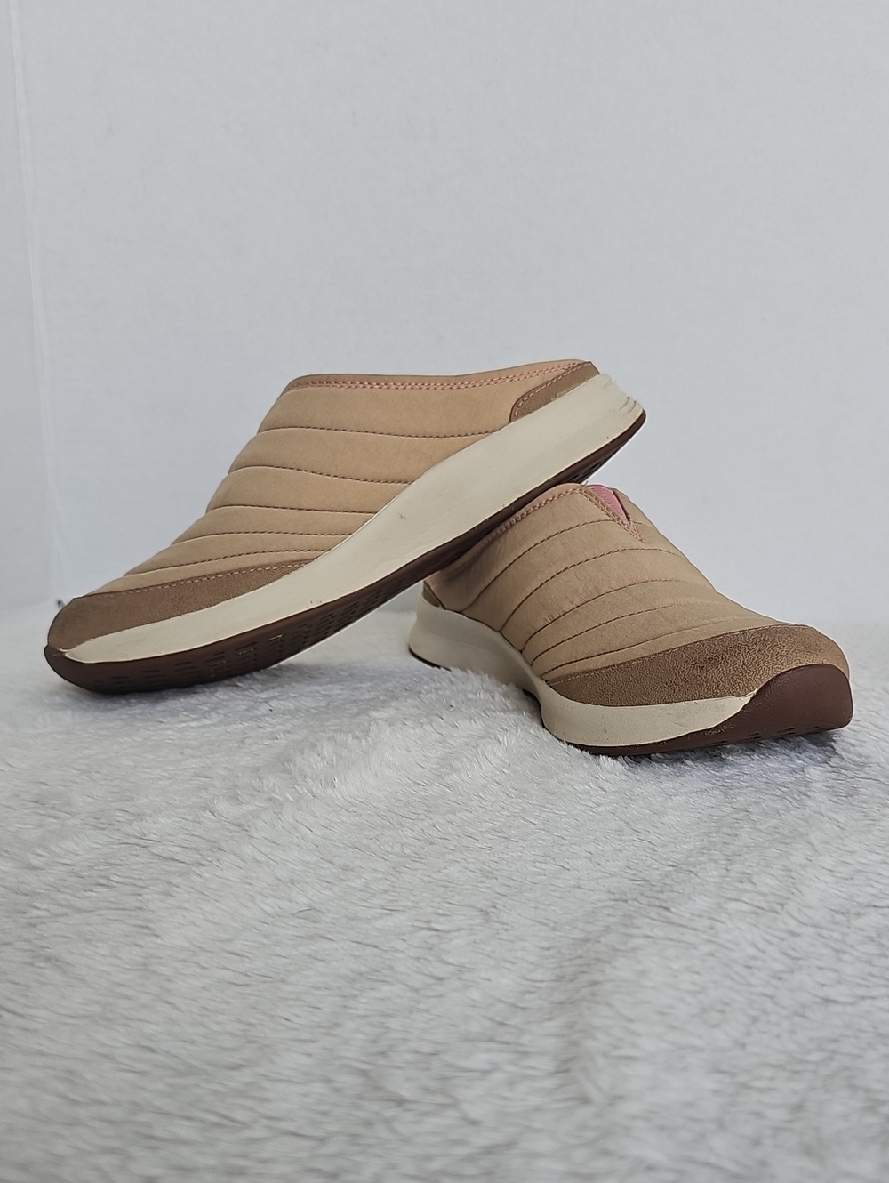TAOS.   Taos Quilted Puffer Mule Slippers Clogs Tan Beige Pink Trim Women's